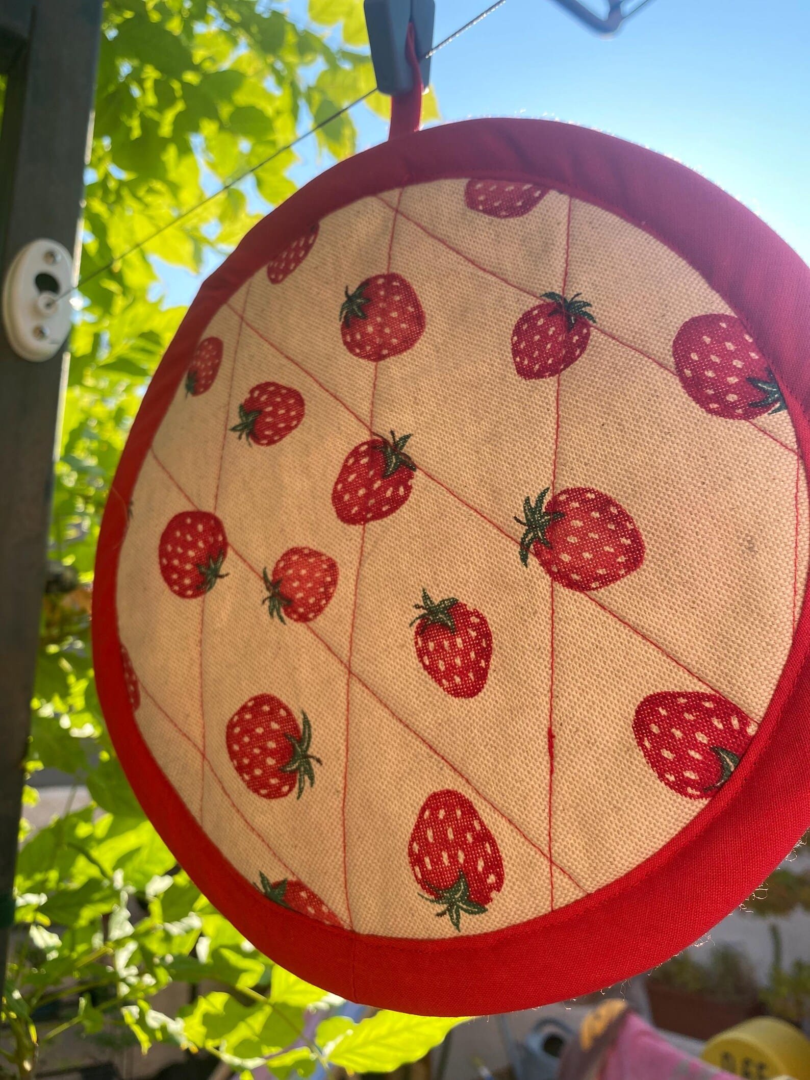 Manique ronde en coton motif fraises