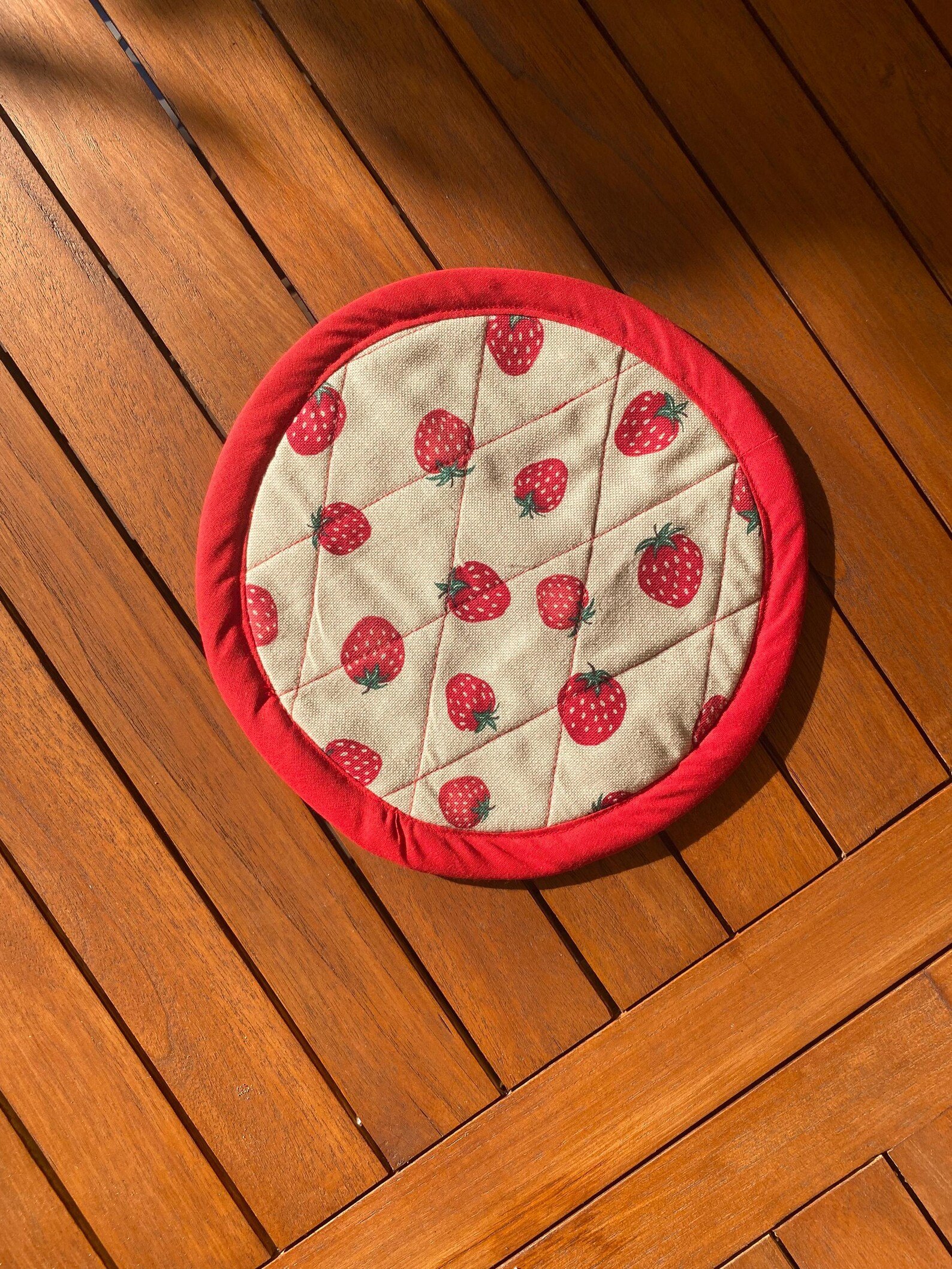 Manique ronde en coton motif fraises – Image 3