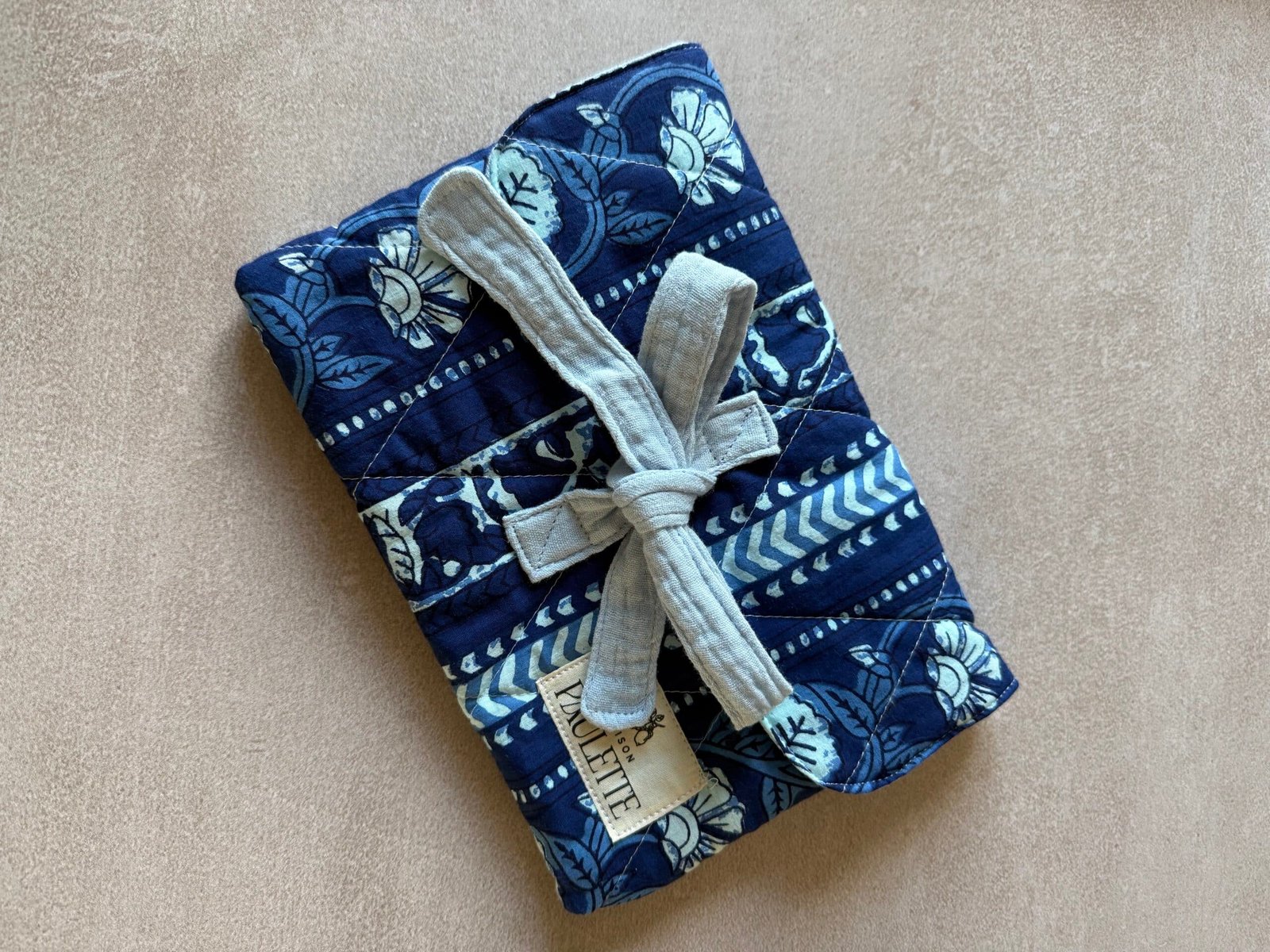 Pochette de livre en coton indien bleu matelassé