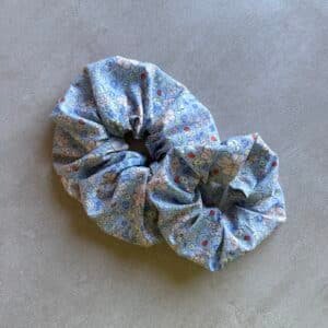 Chouchou fleuri bleu en satin de coton