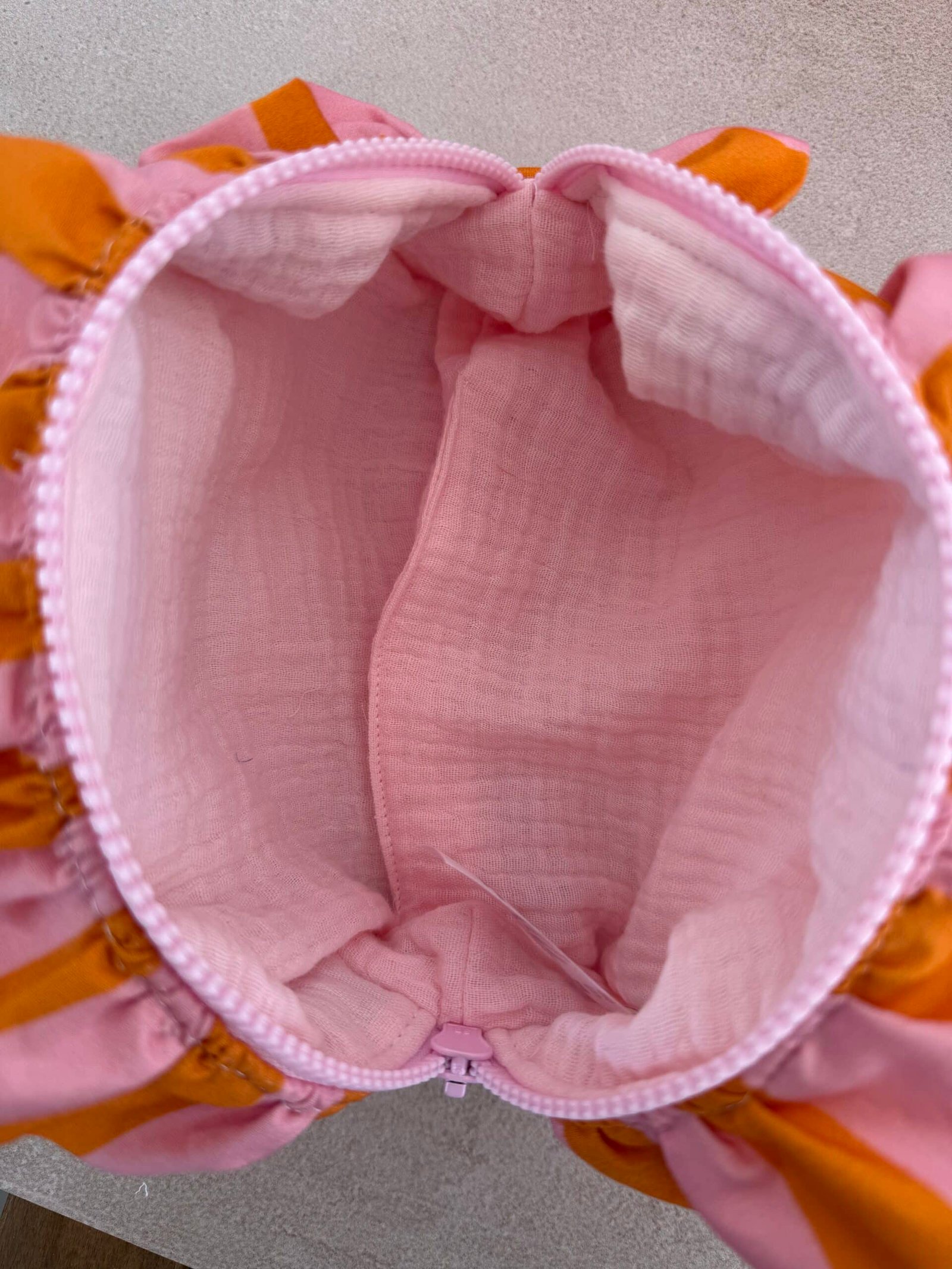 Trousse matelassé à rayure rose et orange avec volants – Image 2