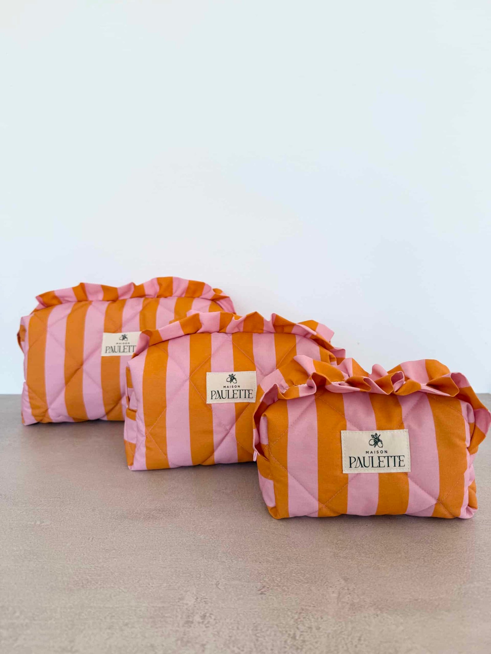 Trousse matelassé à rayure rose et orange avec volants